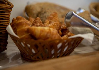 Frühstücks Croissants im Brotkorb